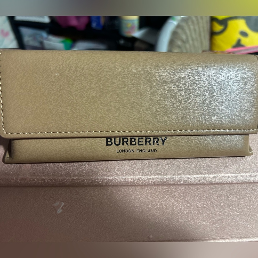 Burberry eyeglass case (Pre-owned) in very good condition.
